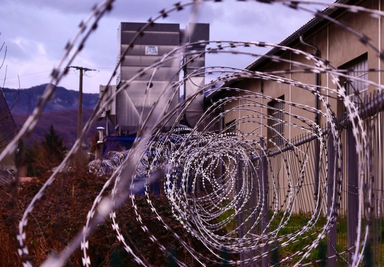 На прошлой неделе 76 человек были освобождены из-под стражи, а 64 были задержаны