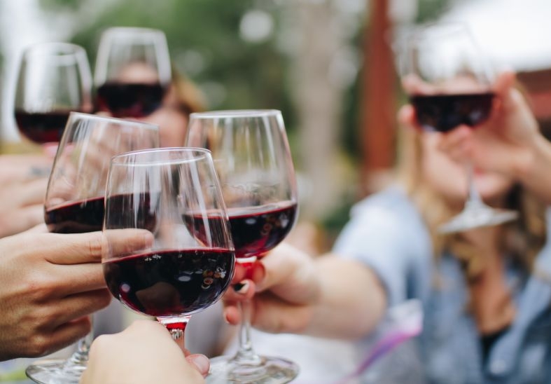 Să bei sau să nu bei? Care (nu) sunt beneficiile vinului roșu