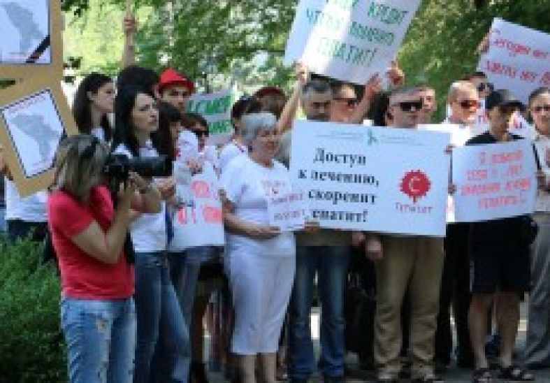 La Chișinău s-a desfășurat acțiunea ”Încetați să mai înmormântați oameni – asigurați accesul la tratament”.